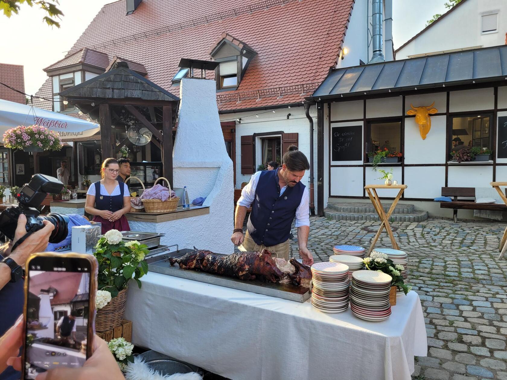 Später wurden dann zwei Spanferkel aus dem entsprechenden Ofen gezogen und Grillgut auf den Grill mitten im Biergarten gelegt. 
