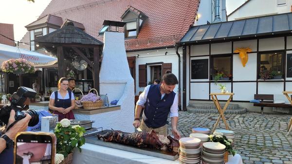 Später wurden dann zwei Spanferkel aus dem entsprechenden Ofen gezogen und Grillgut auf den Grill mitten im Biergarten gelegt.