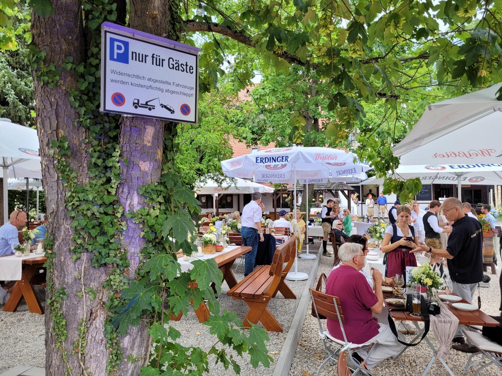 Ein Biergarten mit viel Schatten: Vor der Neueröffnung wurden extra noch weitere Bäume gepflanzt. 
