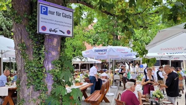 Ein Biergarten mit viel Schatten: Vor der Neueröffnung wurden extra noch weitere Bäume gepflanzt.