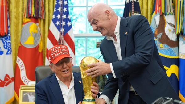 FIFA-Präsident Gianni Infantino (r) überreicht US-