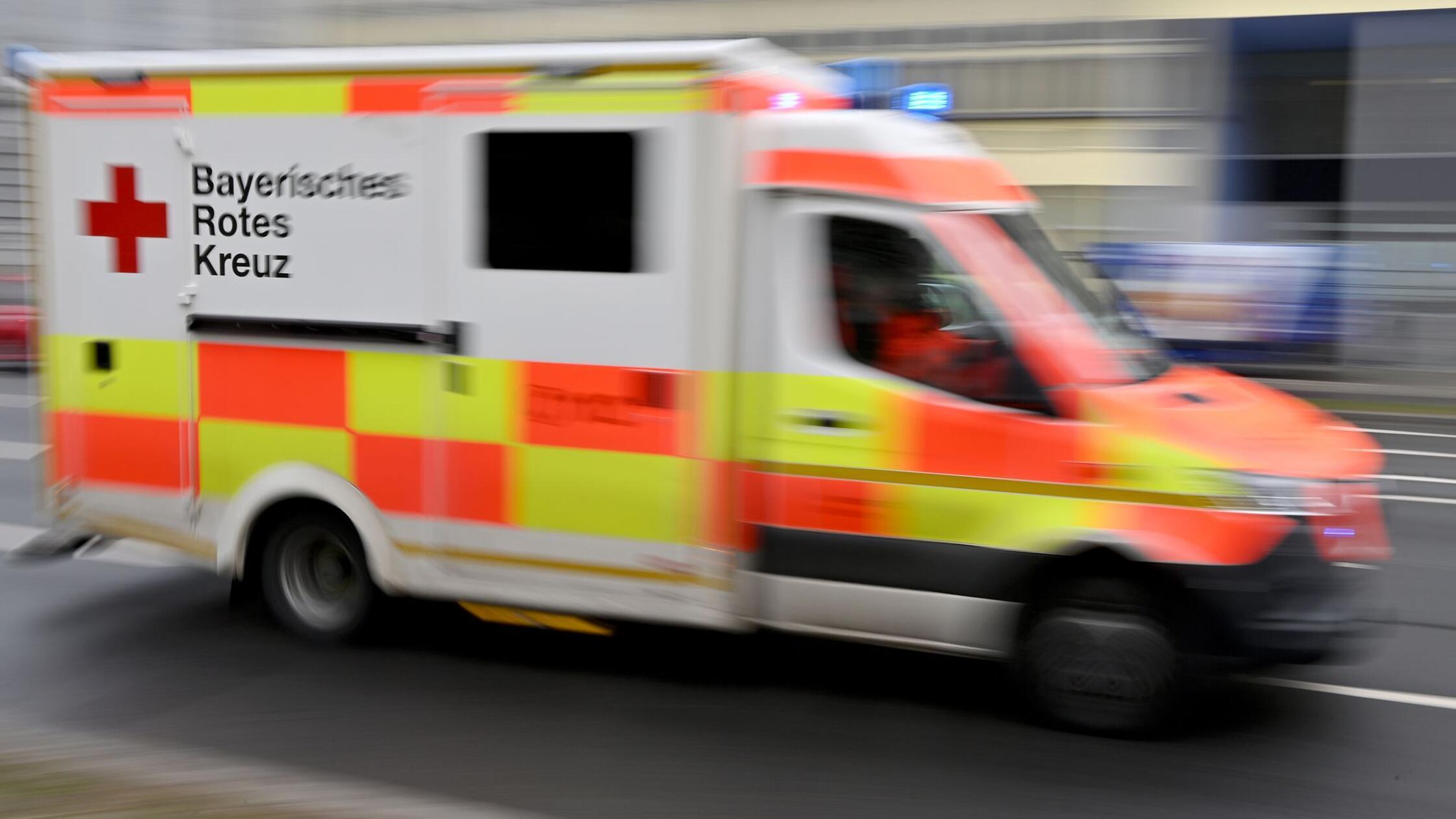 Ein Krankenwagen des Bayerischen Roten Kreuzes (BR