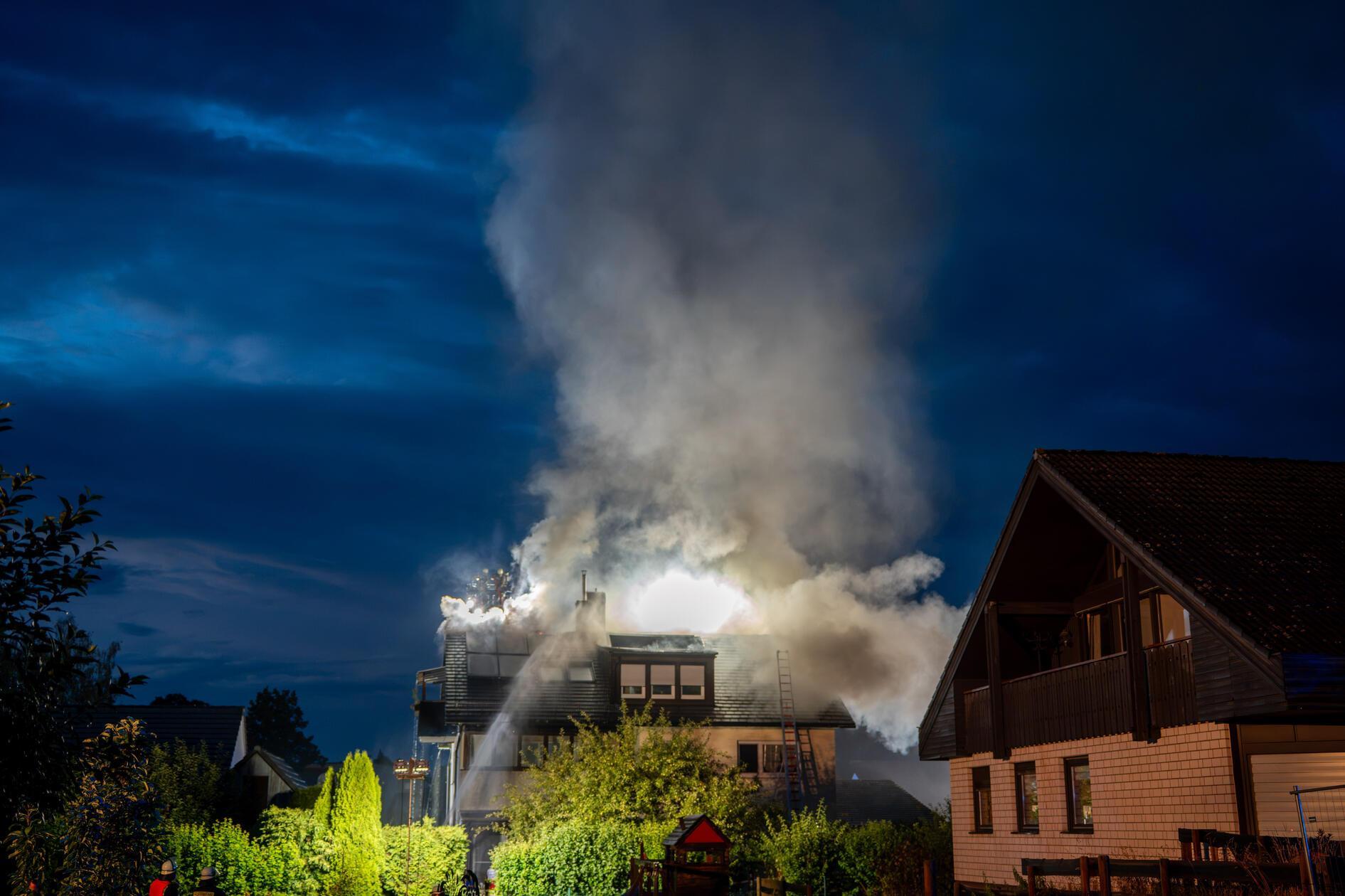 Feuerwehr-Gro-einsatz-in-Franken-Haus-steht-am-Abend-in-Flammen-nach-Brand-unbewohnbar