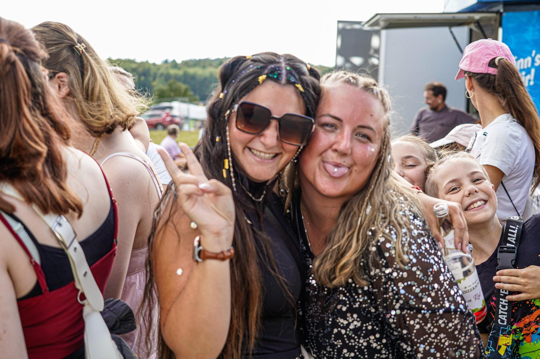 Am Feitagabend war Nina Chuba für ein Konzert zu Gast am Brombachsee.  Zeitweise stand der Auftritt wegen eines Gewitters auf der Kippe, konnte dann aber stattfinden. Die Fans ließen sich von dem schlechten Wetter nicht beirren. 