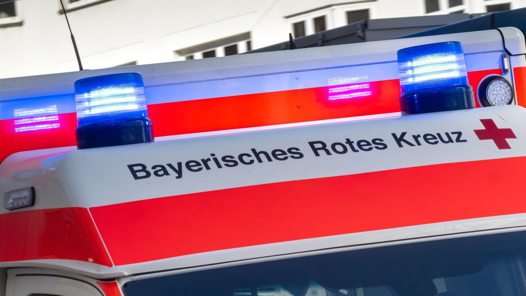 Ein Krankenwagen des Bayerischen Roten Kreuzes (zu