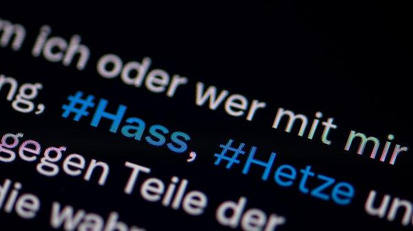 Auf dem Bildschirm eines Smartphones sieht man die