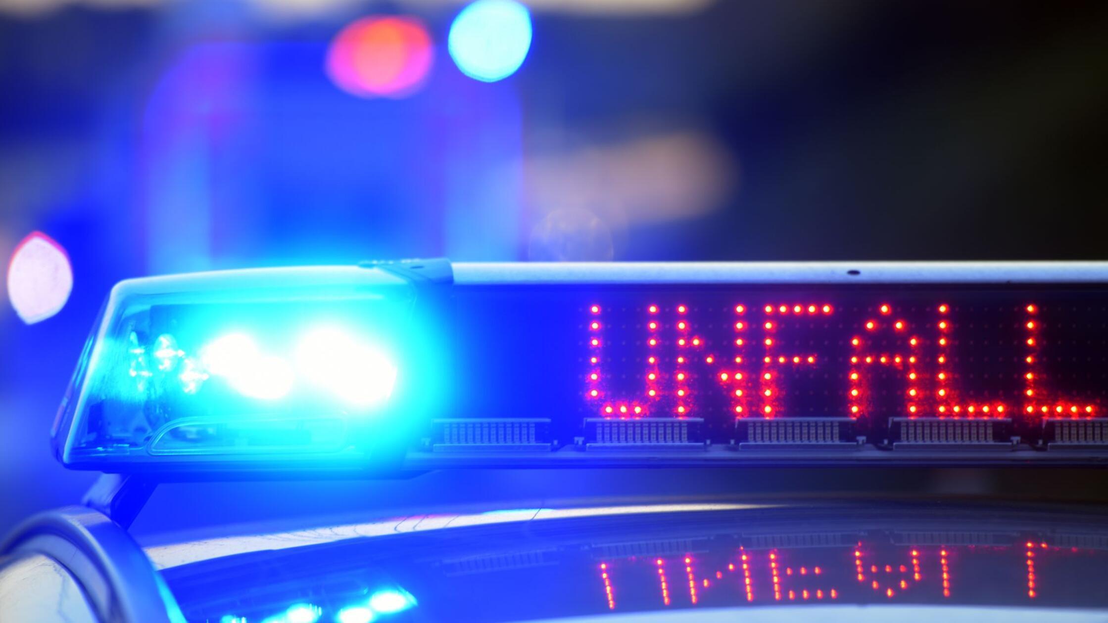Auf einem Polizeifahrzeug warnt am 12.06.2017 auf 