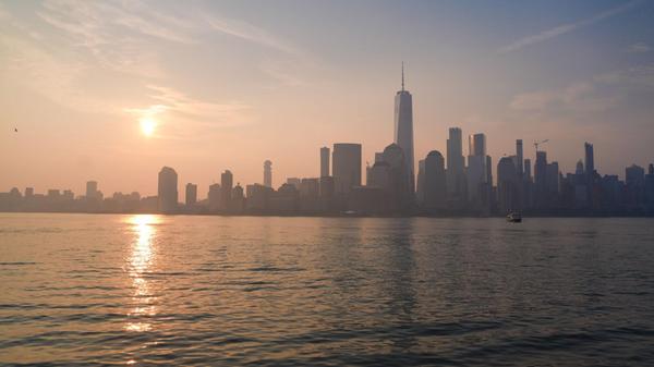 Die Skyline von New York City ist durch eine Wolke
