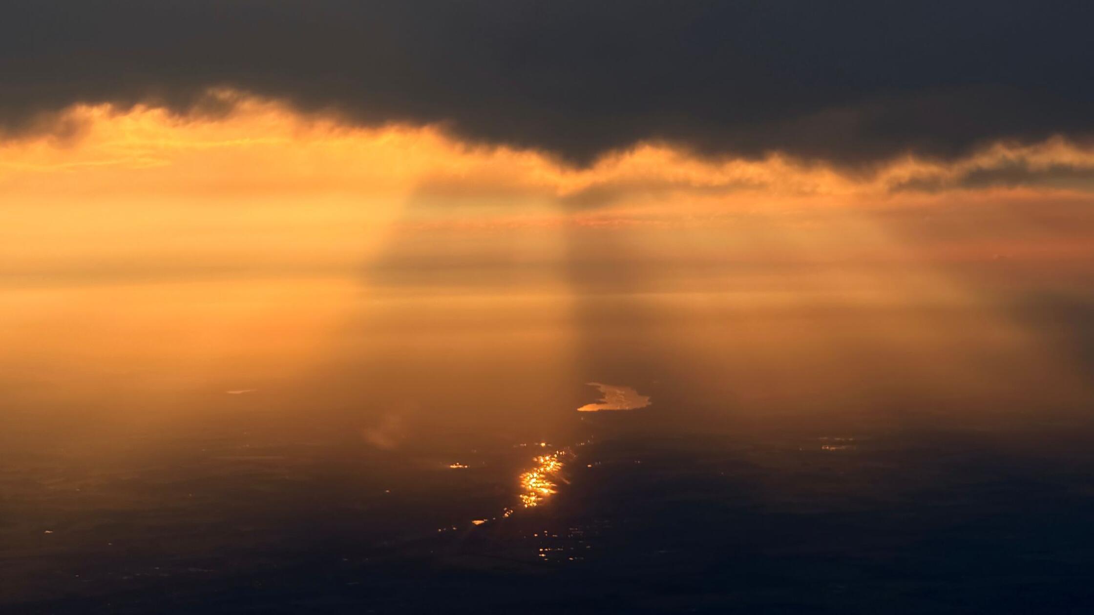 Das Licht spiegelt sich auf dem Wasser, während di