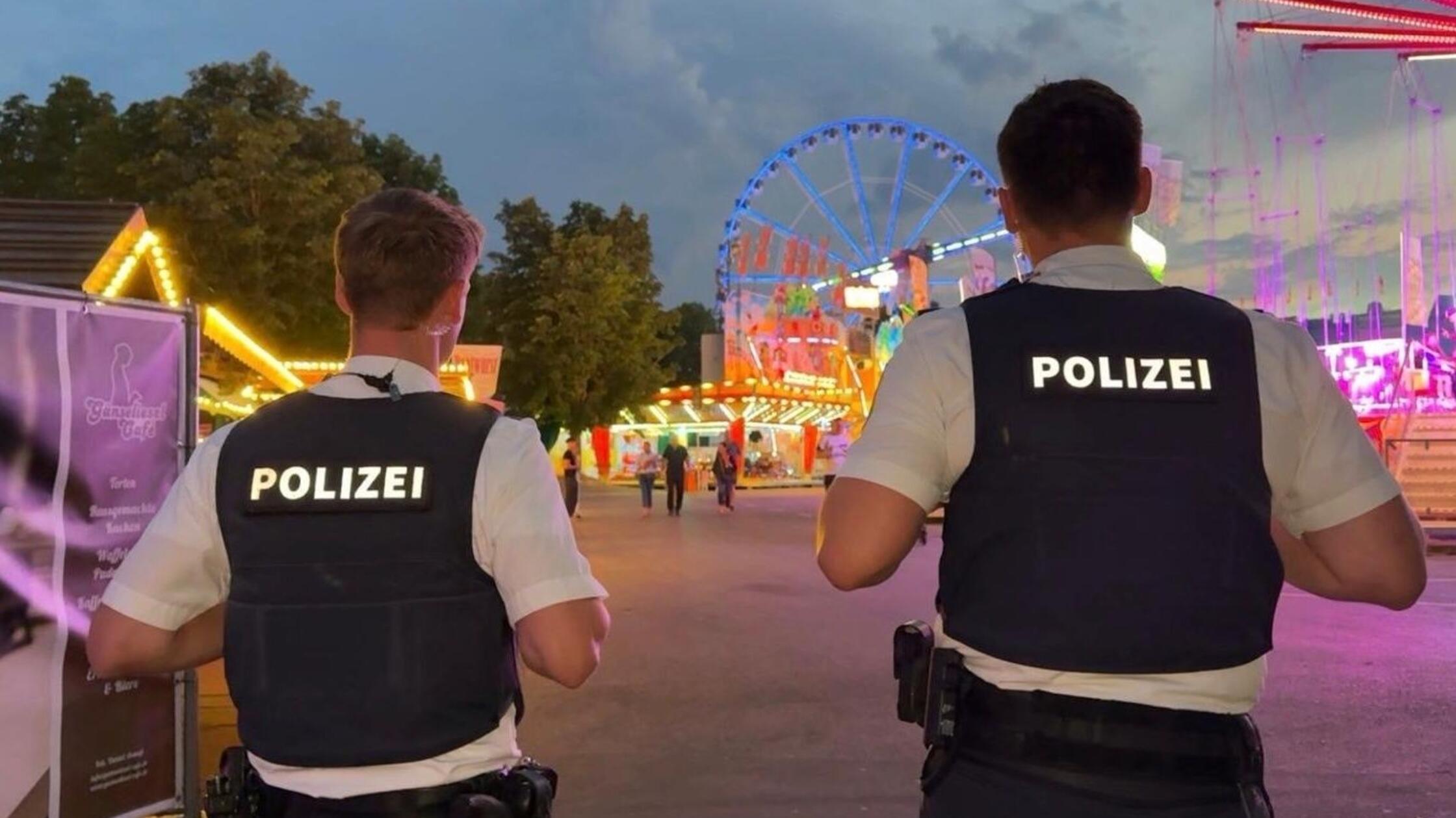 Polizisten patrouillieren beim Kiliani-Volksfest (