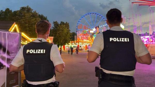 Polizisten patrouillieren beim Kiliani-Volksfest (