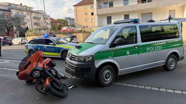 Ein Motorrad liegt vor einem Streifenwagen auf der
