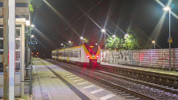 Ein Zug steht nach einem Notfall am Bahnof in Ettl