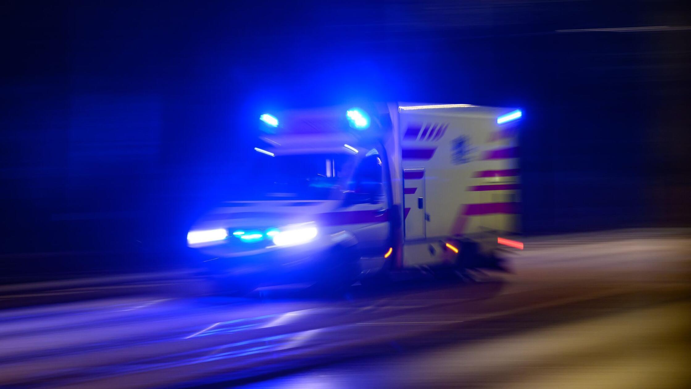 Ein Rettungswagen fährt am Abend mit Blaulicht zum