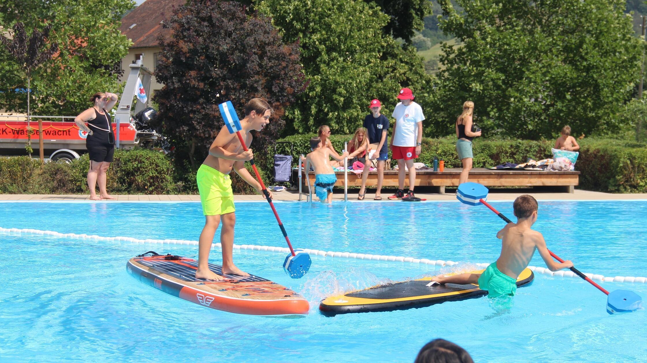 Wasserspaß und Akrobatik beim Schnaittacher Freibadfest