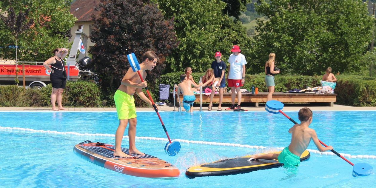 Wasserspaß und Akrobatik beim Schnaittacher Freibadfest