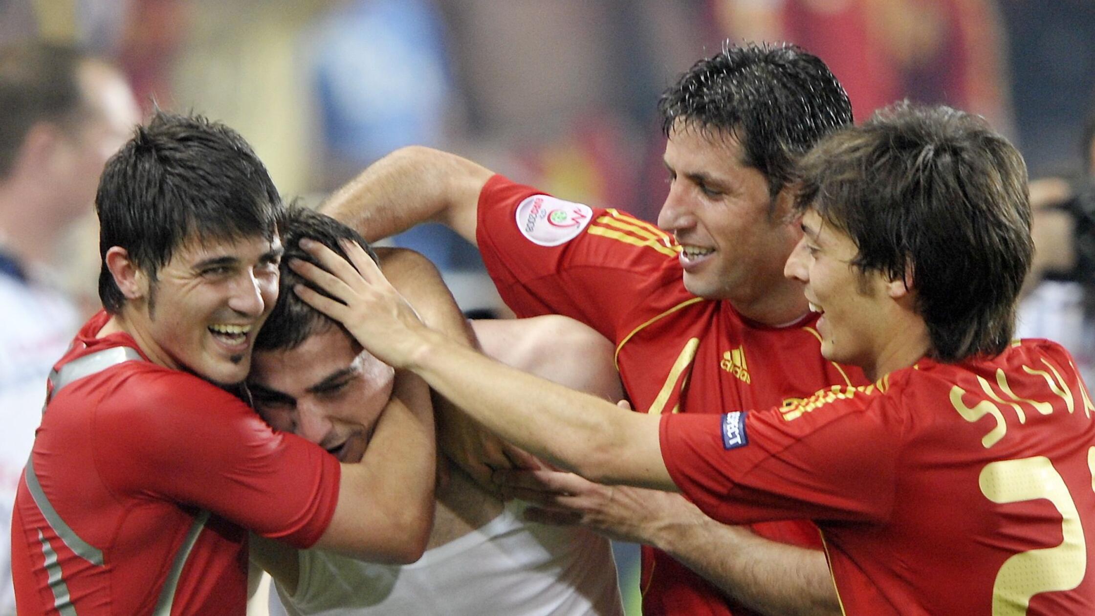 Der spanische Torwart Iker Castillas (2. von links