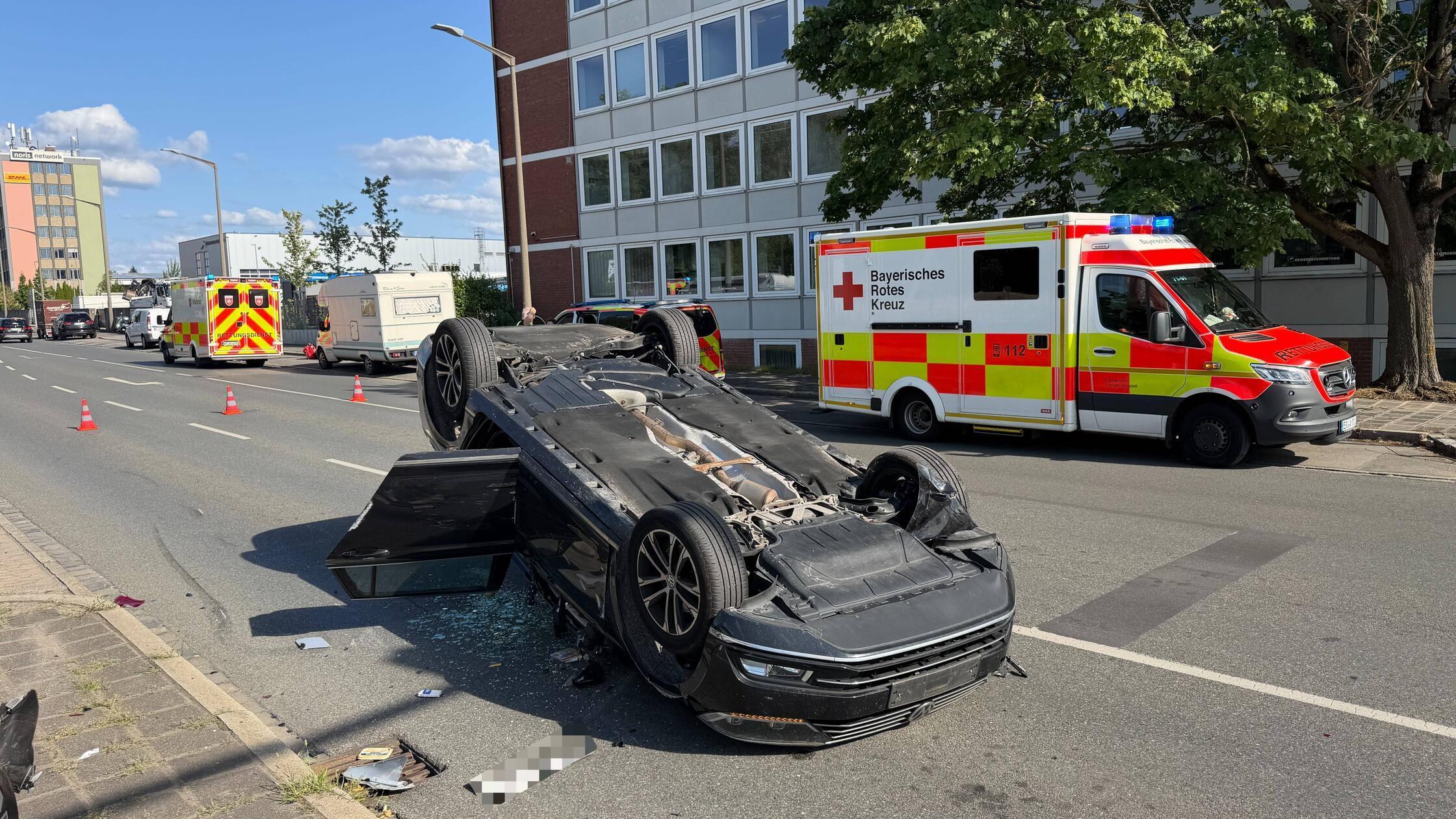Ãœberschlag nach Parkstreifen-Kollision: Vater und