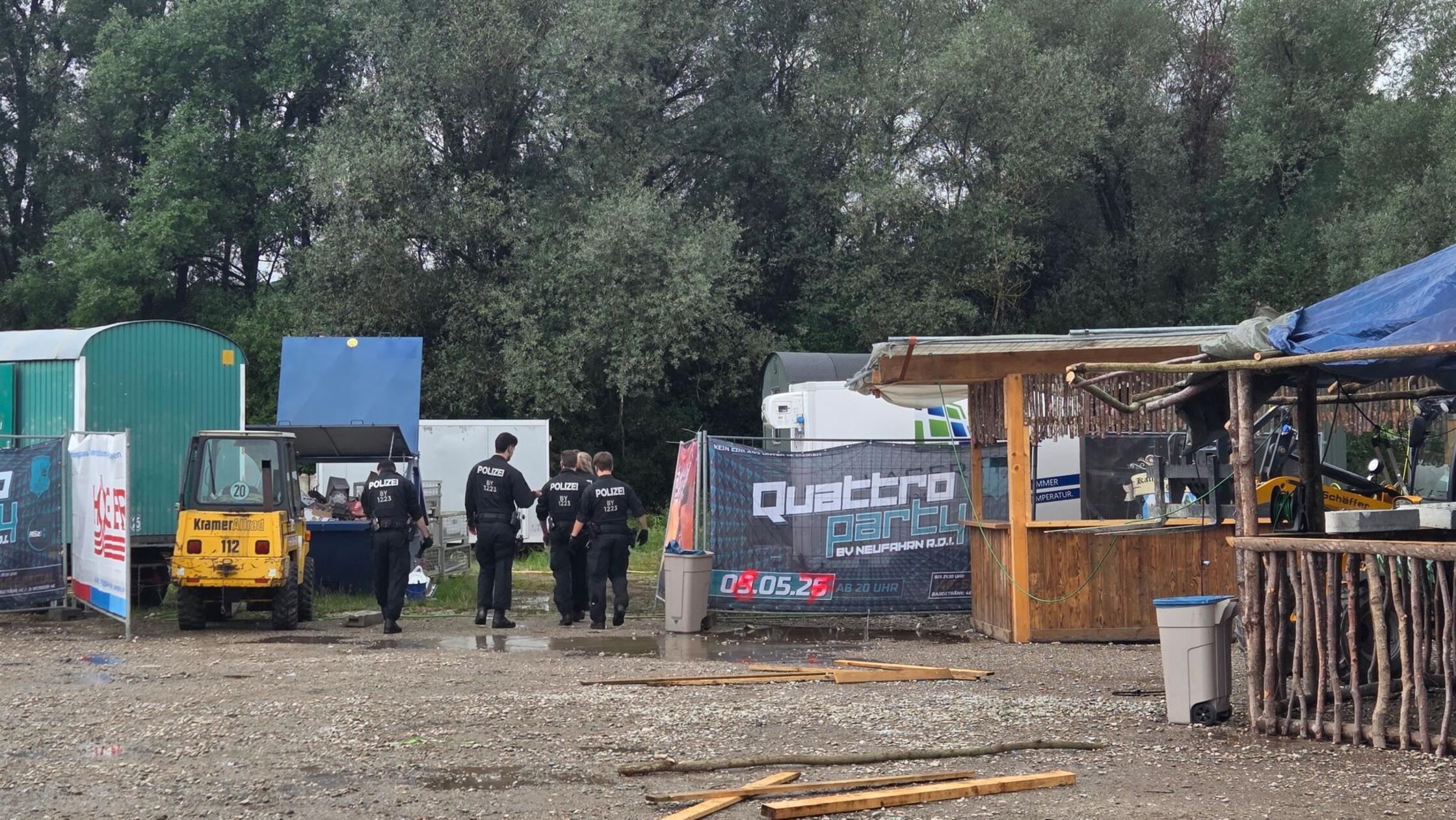 Polizisten suchen nach Spuren nach einer Messeratt