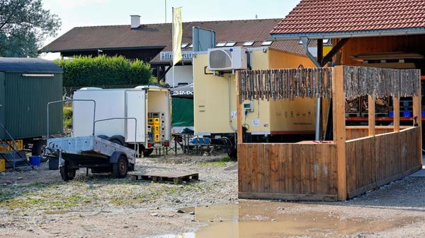 Teile einer Bar, Toilettenwagen und weitere Gegens
