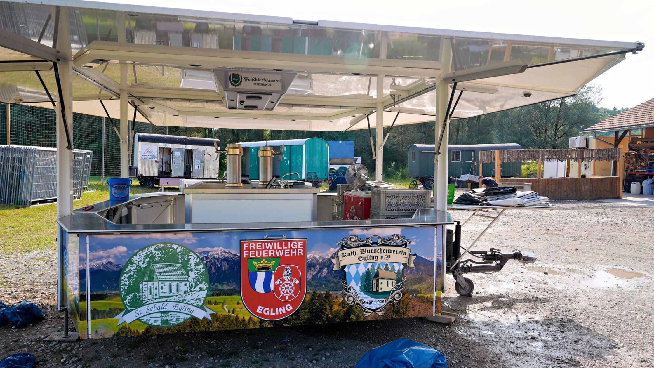 Teile einer Bar, Toilettenwagen und weitere Gegens