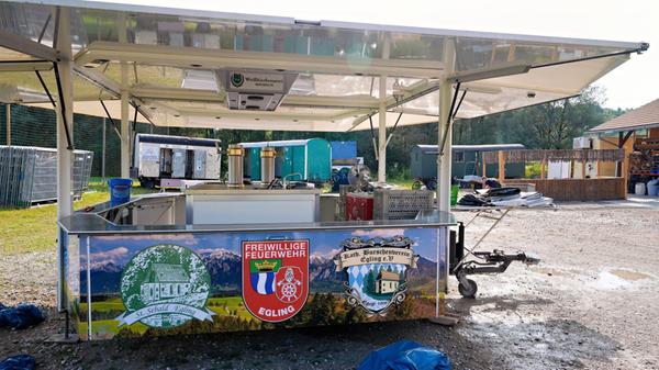 Teile einer Bar, Toilettenwagen und weitere Gegens