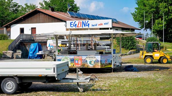Teile einer Bar und weitere Gegenstände werden am