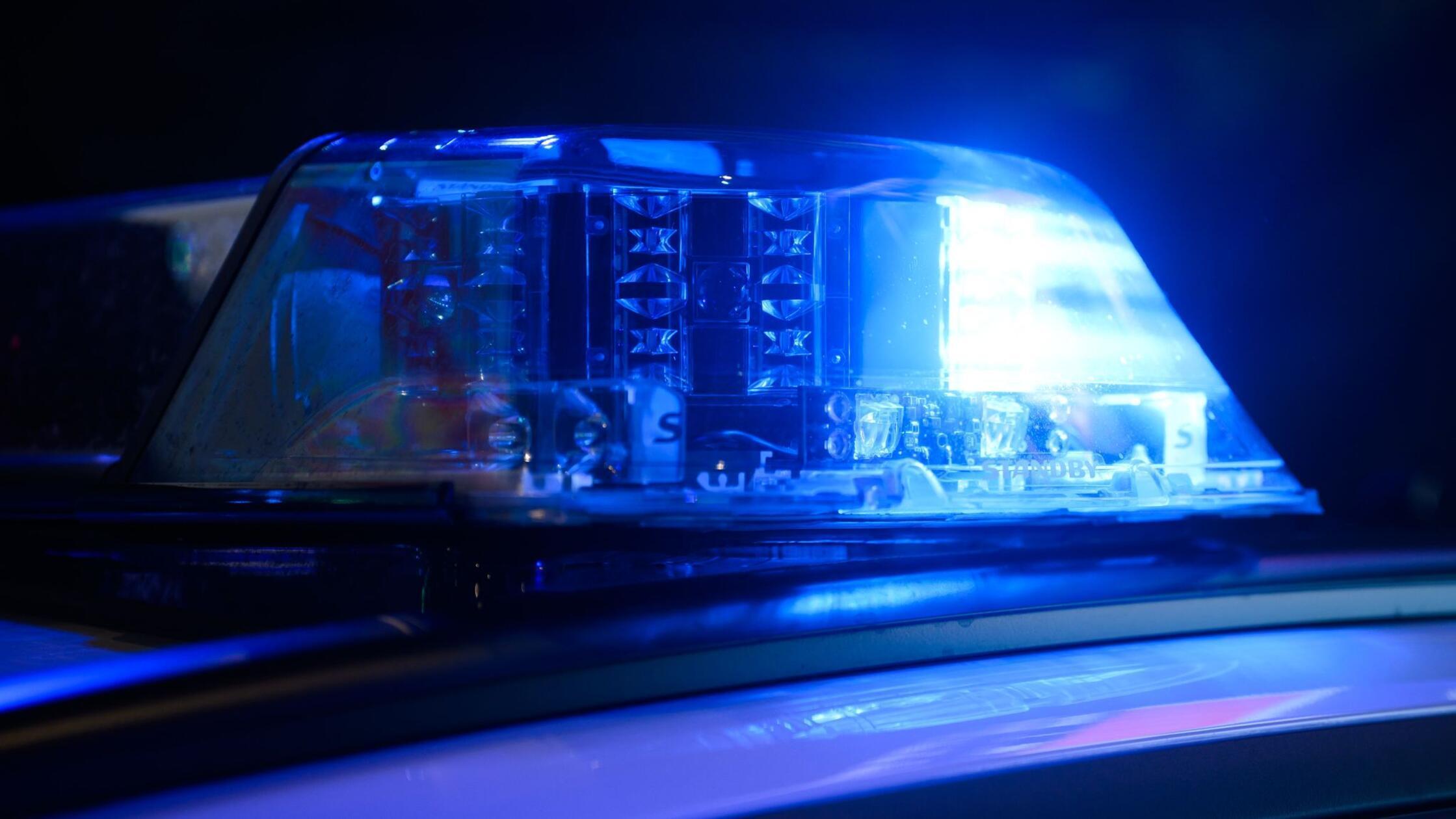 Ein Blaulicht leuchtet auf einem Einsatzfahrzeug d