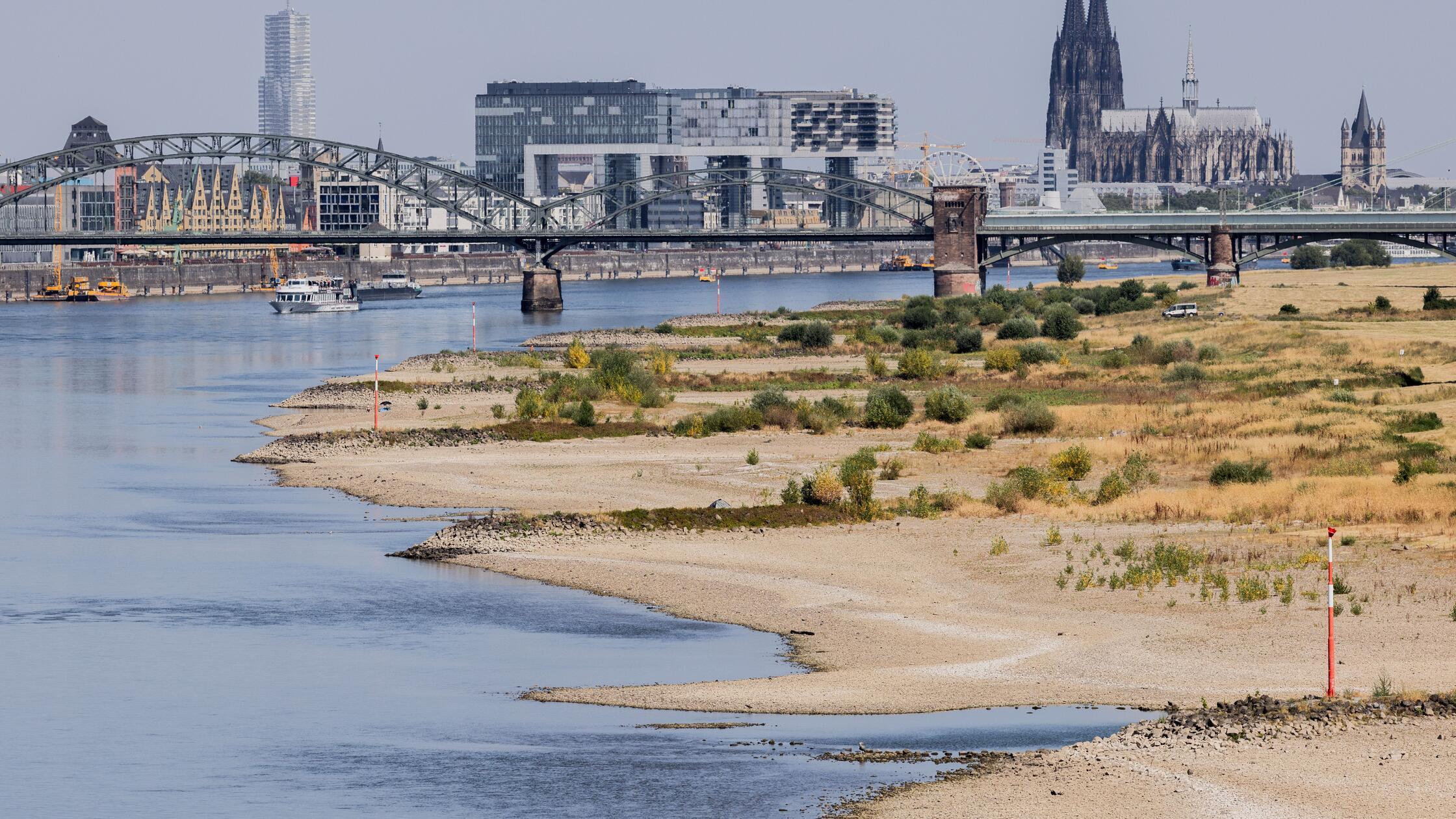 Binnenschiffe fahren bei Niedrigwasser vor der Kul