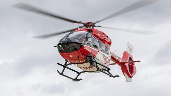 Ein Rettungshubschrauber fliegt einen Einsatz. (zu