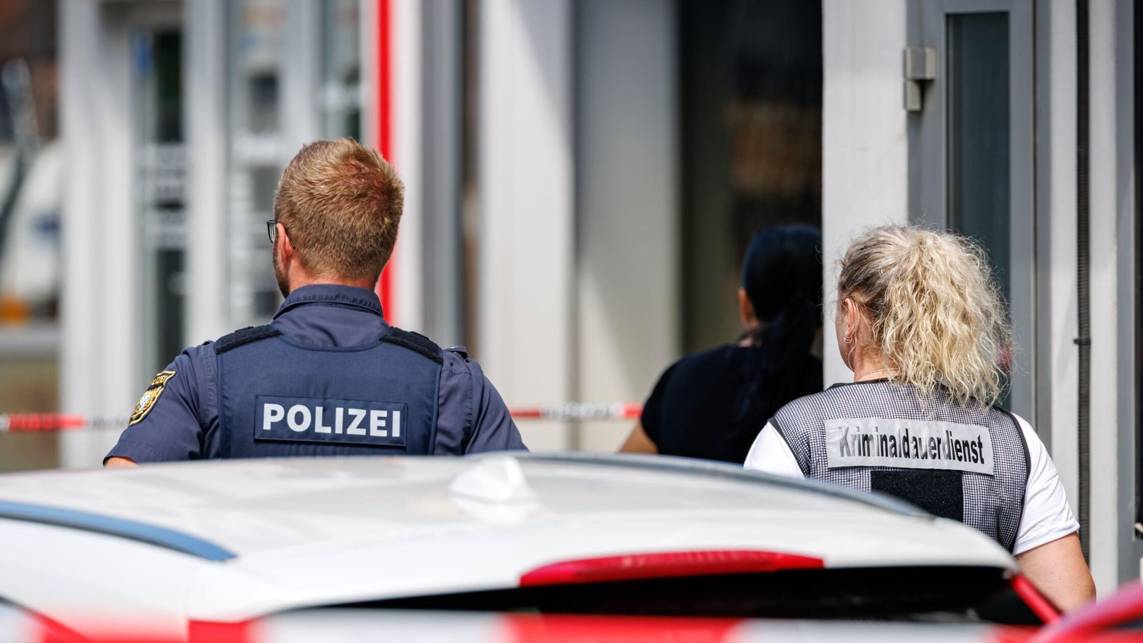 Polizisten stehen an einem Tatort bei einer Spielo