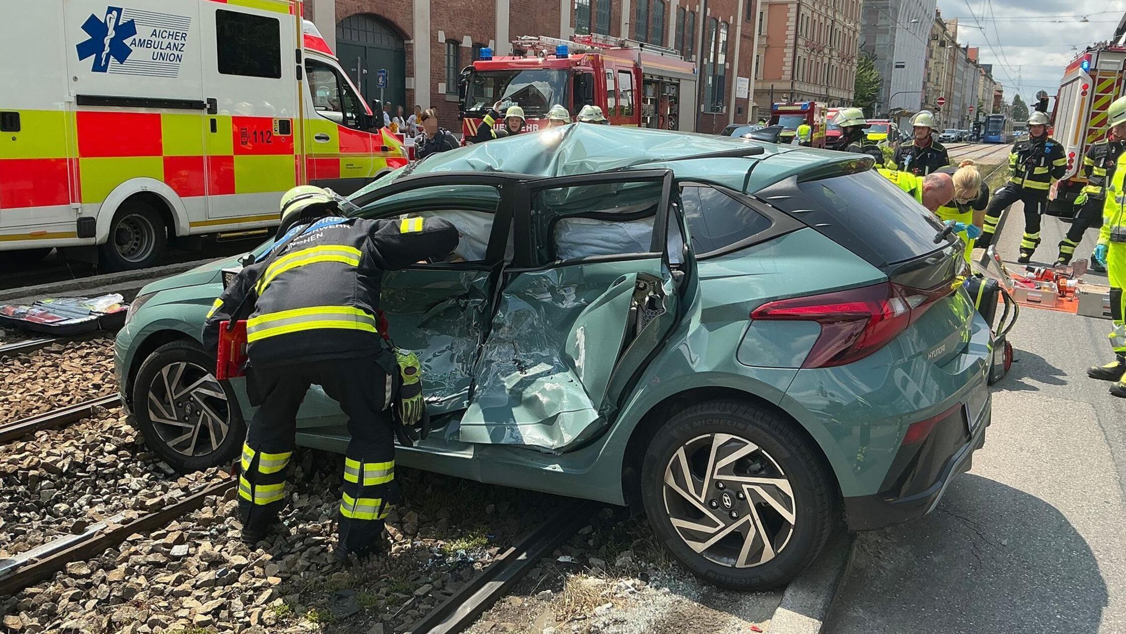 Kräfte der Feuerwehr München sind nach einem Unfal