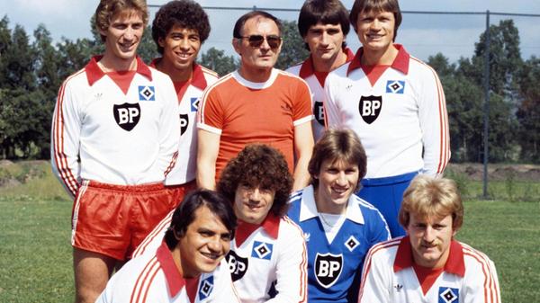 ARCHIV - Das Foto zeigt den Cheftrainer und einige