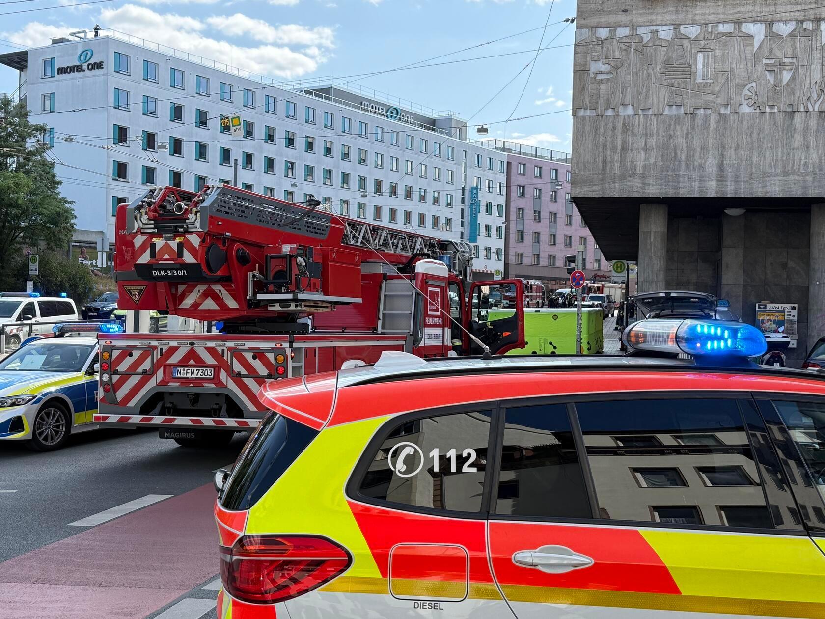 Gegen 15 Uhr teilten Anwohner mit, dass der Mann in seiner Wohnung in einem Mehrfamilienhaus in der Marienstraße randaliere.