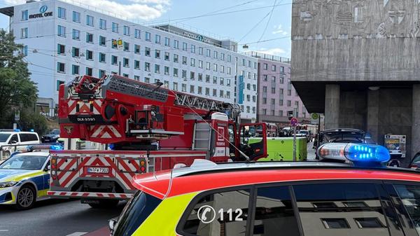 Gegen 15 Uhr teilten Anwohner mit, dass der Mann in seiner Wohnung in einem Mehrfamilienhaus in der Marienstraße randaliere.