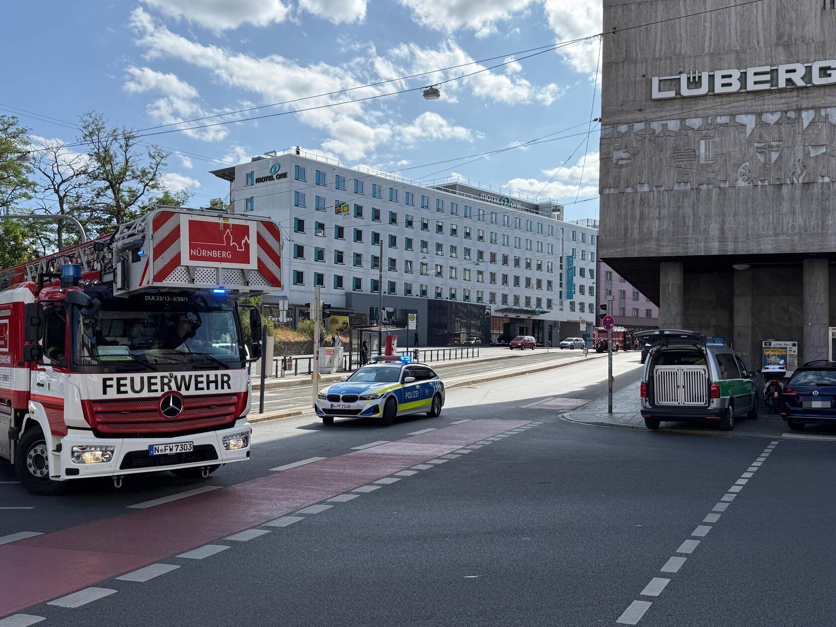 Demnach soll sich der Mann in einem psychischen Ausnahmezustand befinden und sich möglicherweise mit Messern bewaffnet haben, so die Polizei in einer Pressemitteilung.
