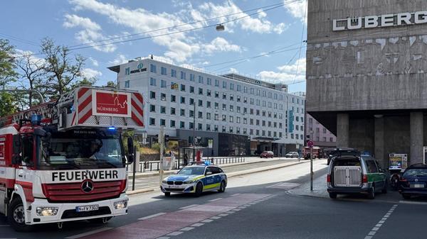 Demnach soll sich der Mann in einem psychischen Ausnahmezustand befinden und sich möglicherweise mit Messern bewaffnet haben, so die Polizei in einer Pressemitteilung.