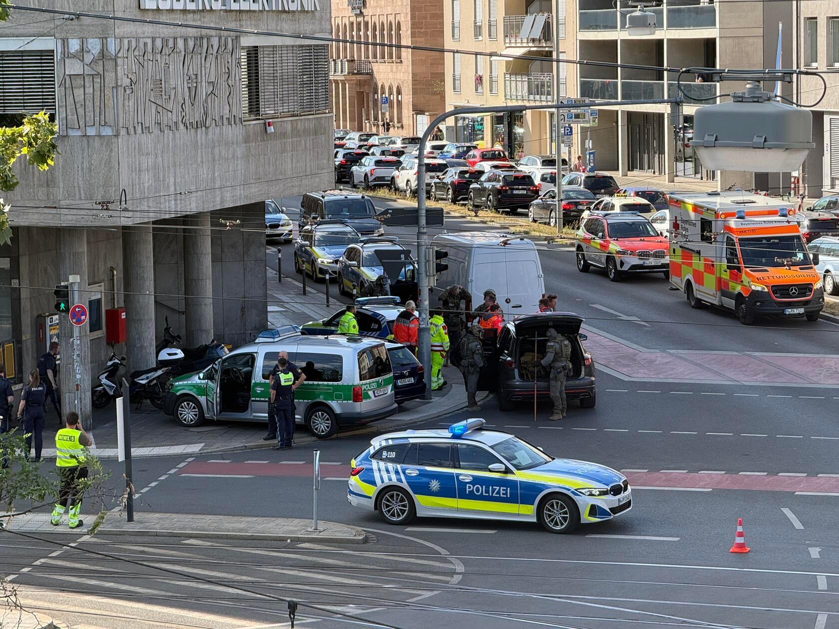 Die Polizei war daher mit Spezialkräften angerückt, um Kontakt zu der Person aufzunehmen.
