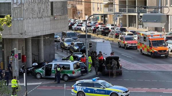 Die Polizei war daher mit Spezialkräften angerückt, um Kontakt zu der Person aufzunehmen.