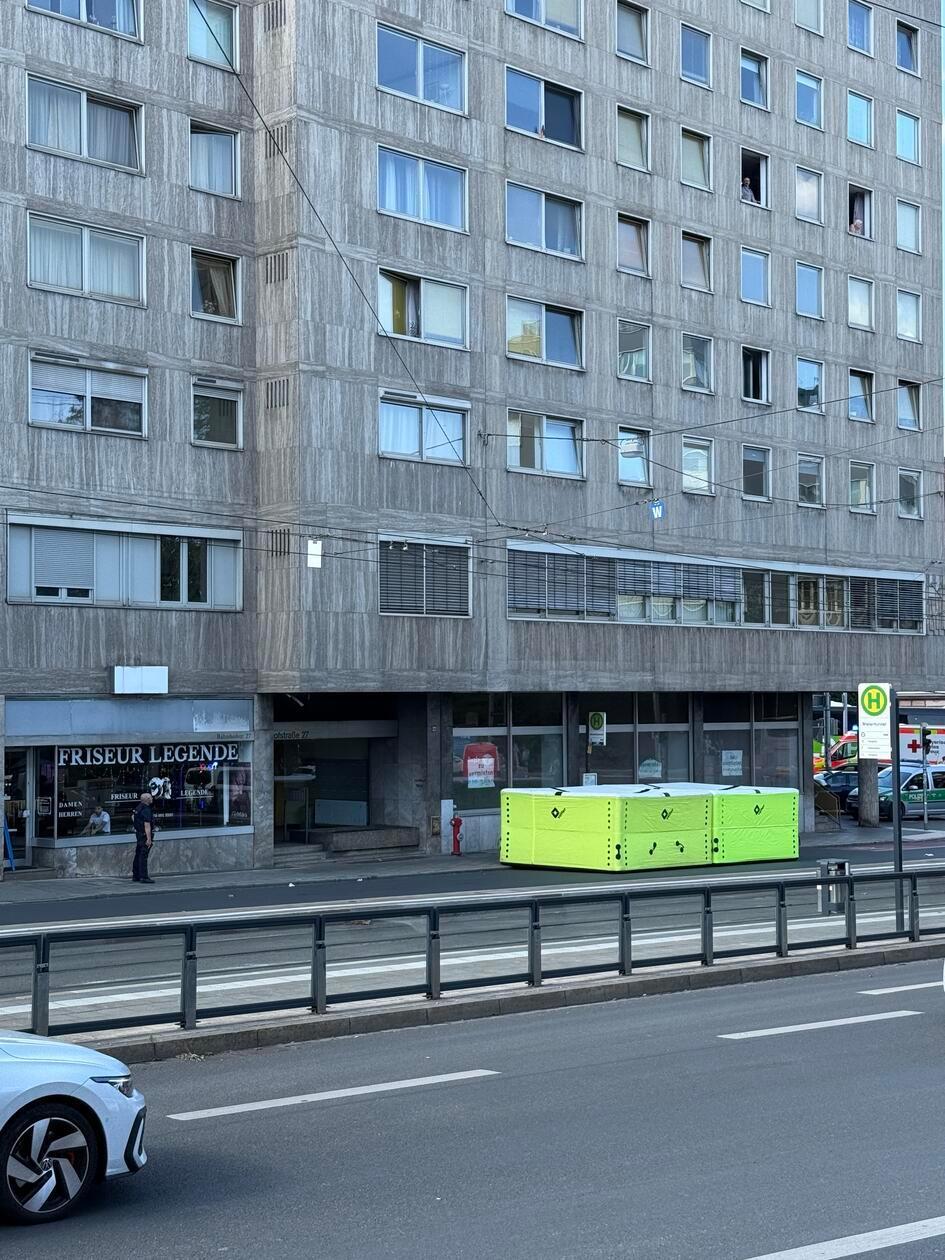 Ein großes Sprungkissen wurde in der Bahnhofstraße aufgebaut.