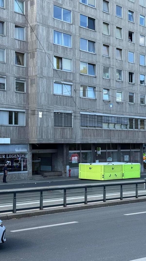 Ein großes Sprungkissen wurde in der Bahnhofstraße aufgebaut.