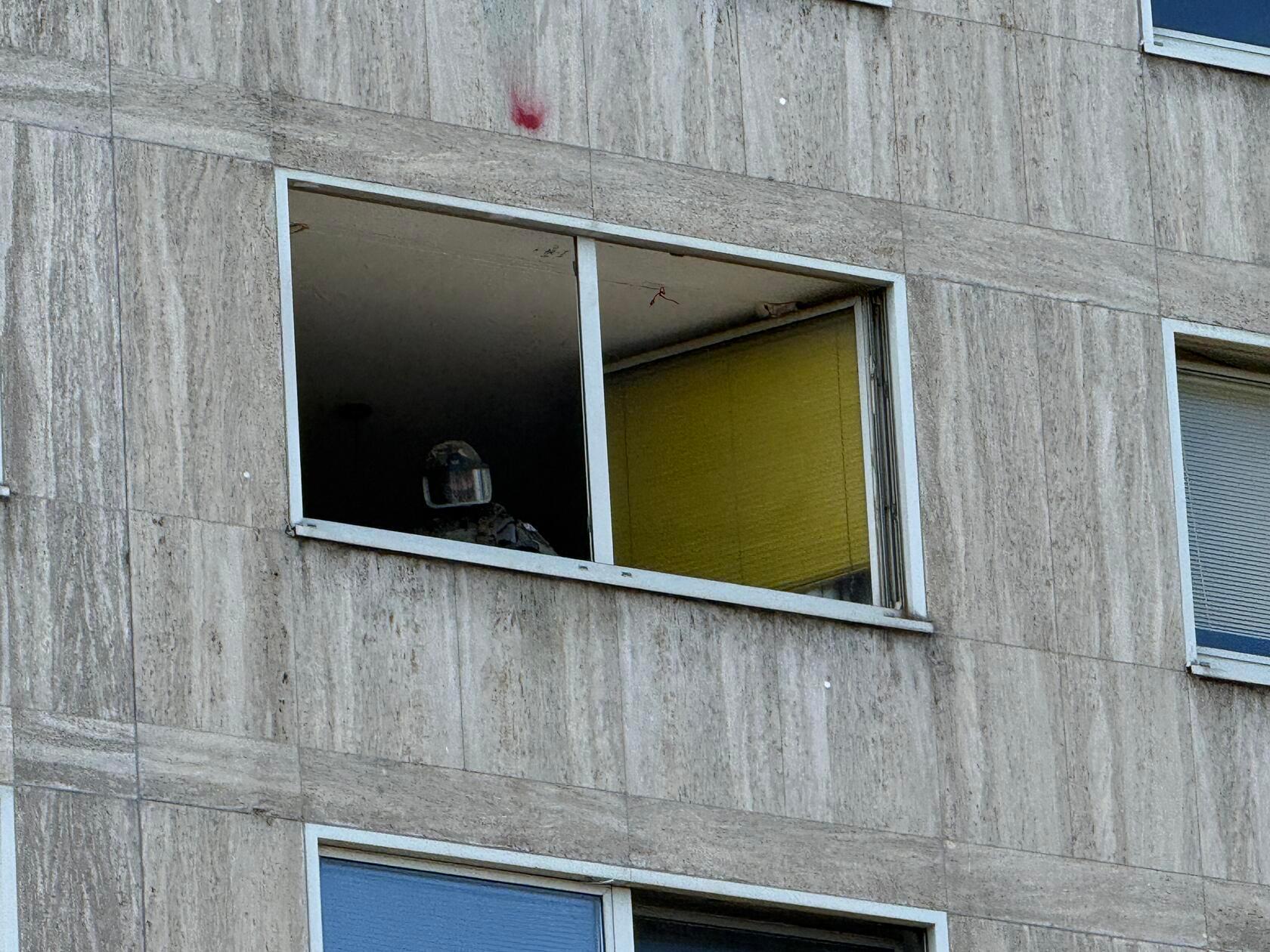 Nach mehrmaligen Versuchen drangen Einsatzkräfte des SEK schließlich gegen 17.20 Uhr in die Wohnung ein und nahmen den Mann fest.