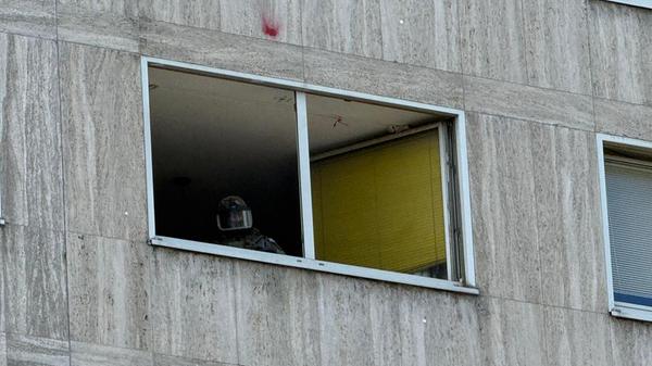 Nach mehrmaligen Versuchen drangen Einsatzkräfte des SEK schließlich gegen 17.20 Uhr in die Wohnung ein und nahmen den Mann fest.