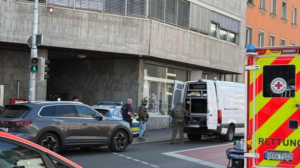 Der 39-Jährige muss aufgrund seiner psychischen Verfassung in die Obhut einer Fachklinik übergeben werden.