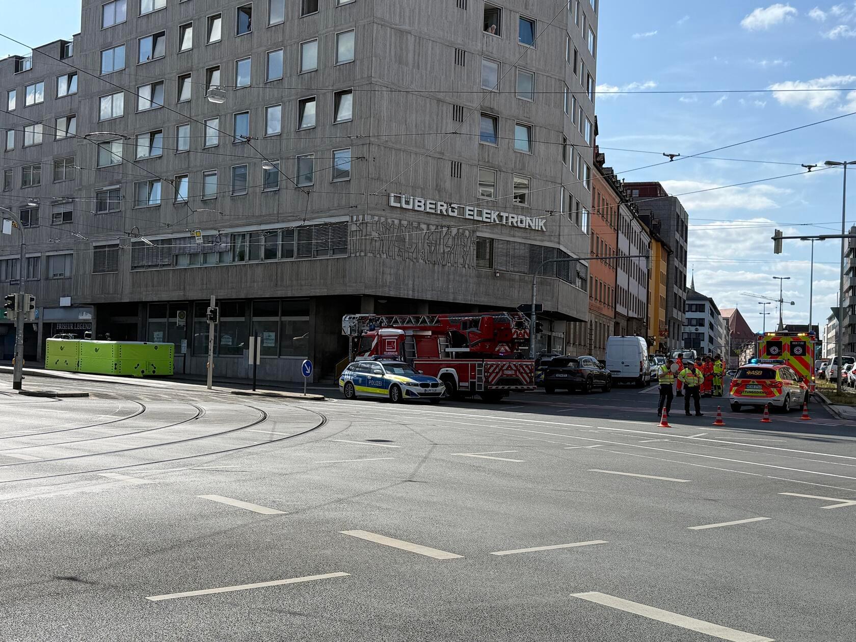 Die Bahnhofstraße musste in Richtung Hauptbahnhof gesperrt werden, auch Fußgänger und Radler mussten warten oder einen Umweg nehmen.