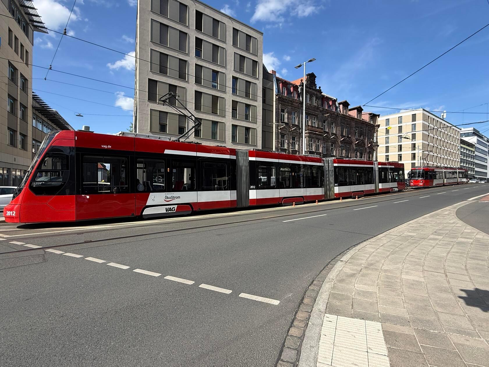 Zudem waren unter anderem die Tramlinien 5, 7 und 11 in Richtung Bahnhof von der Sperrung betroffen und standen still.