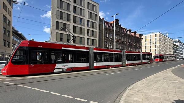Zudem waren unter anderem die Tramlinien 5, 7 und 11 in Richtung Bahnhof von der Sperrung betroffen und standen still.