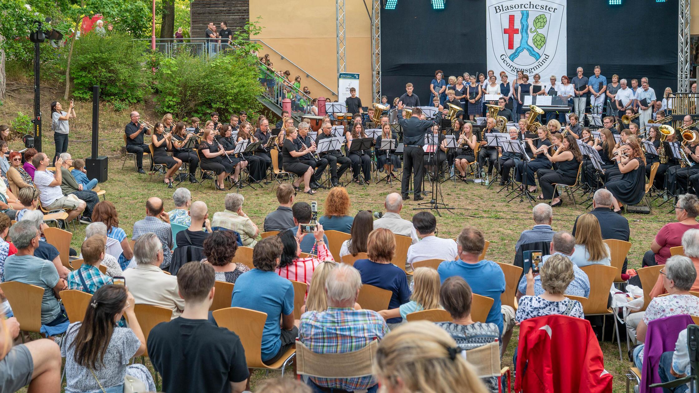 Blasorchester und Volkschor Georgensgmünd boten ge