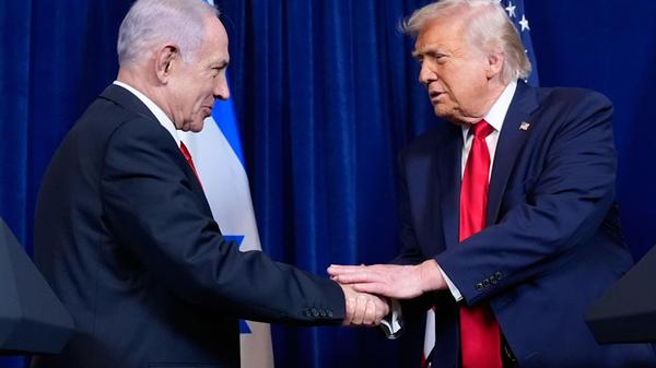 US-Präsident Donald Trump (r) gibt dem israelische