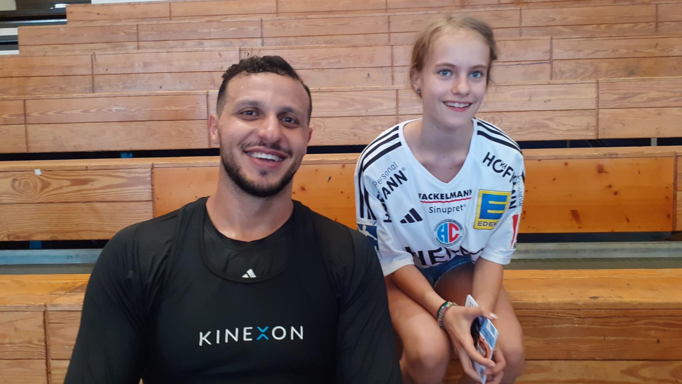HCE-Torwart Khalifa Ghedbane mit Fans